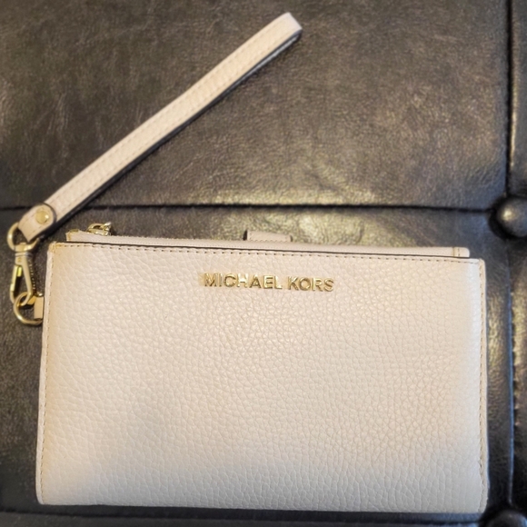 Michael Kors Adele Leather Smartphone wallet.  New - Picture 2 of 10